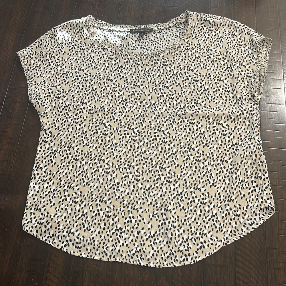 Banana Republic Animal Print dotted cap short sleeve blouse size small